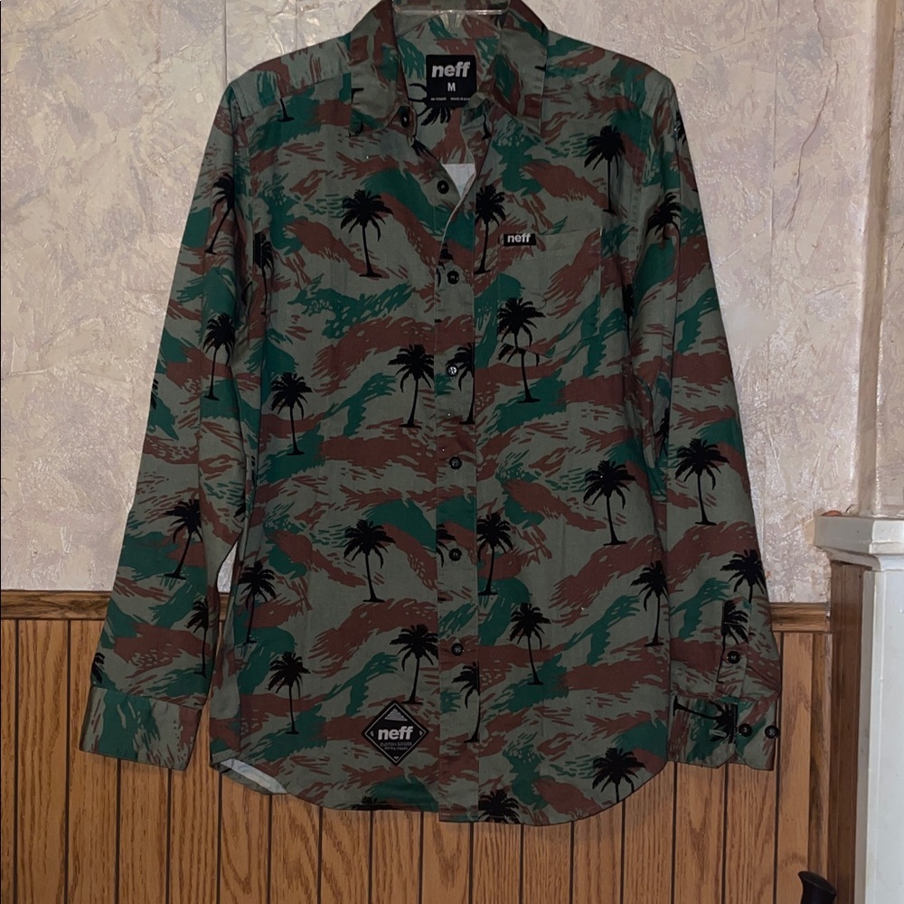Neff men’s sand camo desert plamtree shirt (m)